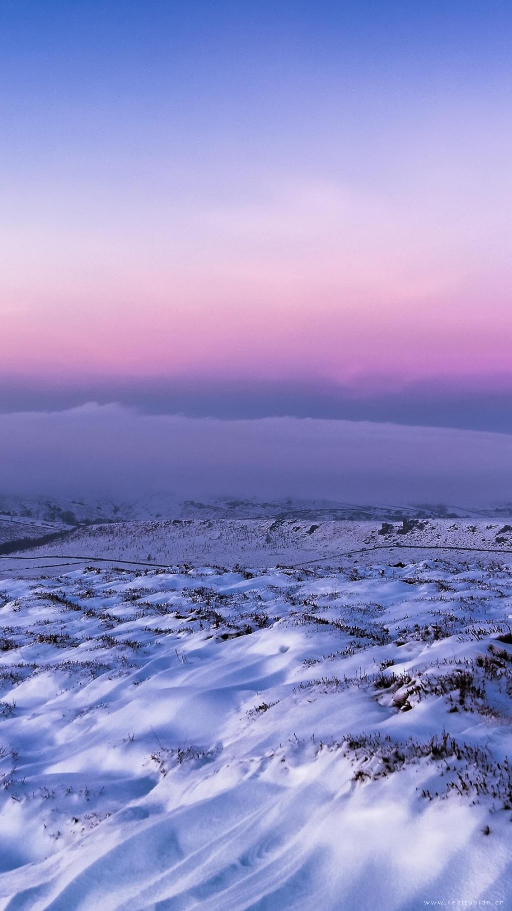 冬天雪地里看紫色夕阳唯美高清风景壁纸图片