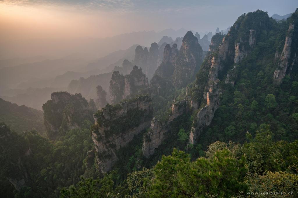 张家界航拍高山峭壁风景图片